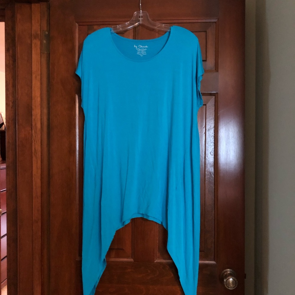 Chico’s Size 2 long shark bite hem T-shirt